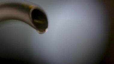 Sıcak su dökülüyor, kapatın.