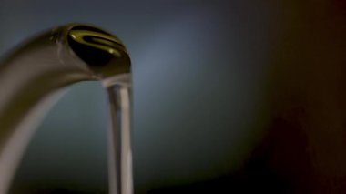 Sıcak su dökülüyor, kapatın.