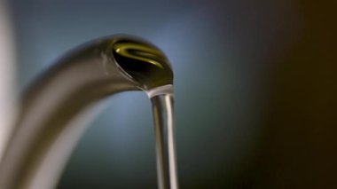 Sıcak su dökülüyor, kapatın.