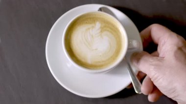 Masanın üzerinde bir fincan kahve.