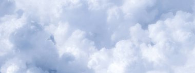 Pankart. Güneşli havada beyaz bulutlu mavi gökyüzü. Kabarık gökyüzü bulutlu manzara atmosferi