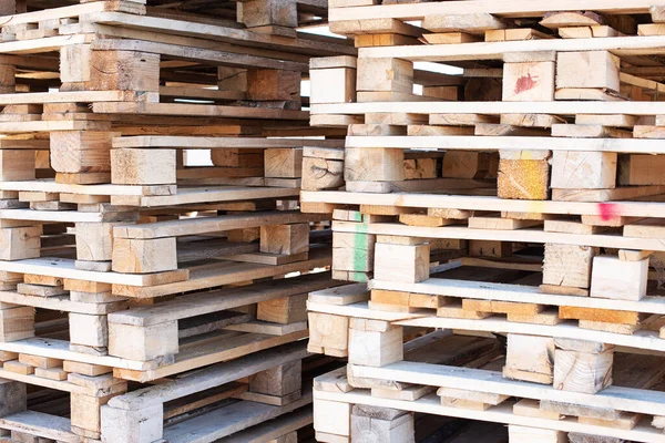 Поддон - деревянный грузовой контейнер, площадки для сбора, хранения, перевалки и транспортировки грузов — стоковое фото