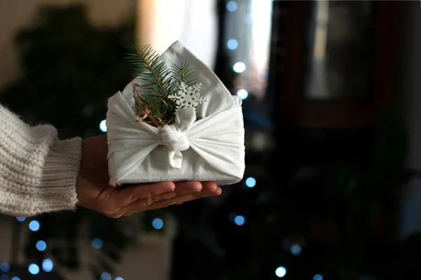 Regalo de Navidad. Embalaje en materiales ecológicos, tela furoshiki. Bokeh, enfoque selectivo — Foto de Stock