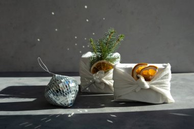 Geleneksel Japon furoshiki tarzını gri arka plan 2022 'ye bağlayan sıfır atık hediyesi.