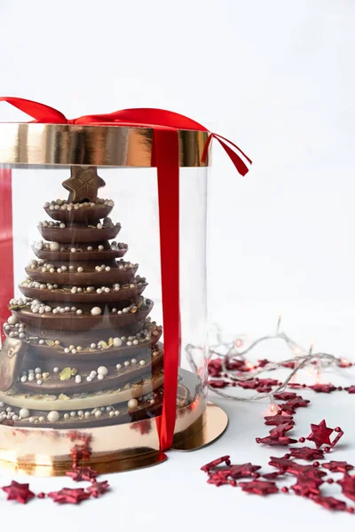 Choinka z jadalnymi dekoracjami w pudełku. Świąteczne jedzenie, domowej roboty deser czekoladowy. Kreatywne pomysły świąteczne. Prezent lub prezent noworoczny. — Zdjęcie stockowe