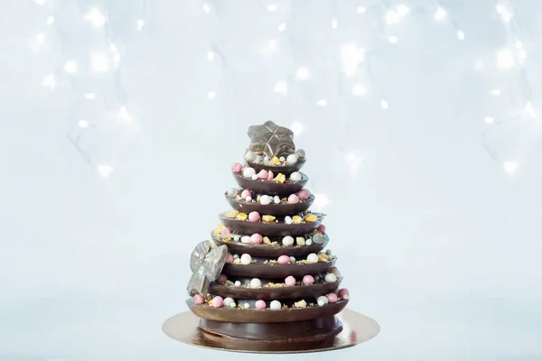 Choinka z jadalnymi dekoracjami w pudełku. Świąteczne jedzenie, domowej roboty deser czekoladowy. Kreatywne pomysły świąteczne. Prezent lub prezent noworoczny. — Zdjęcie stockowe