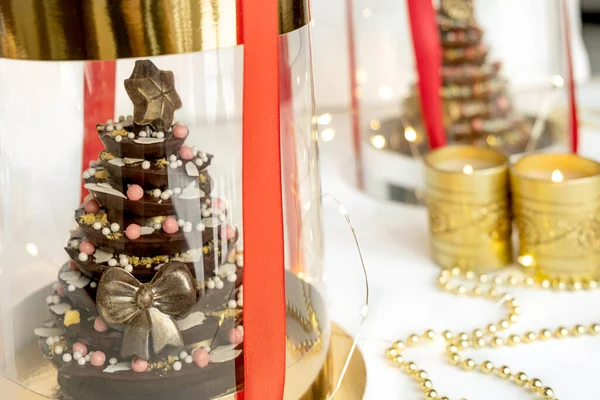 Alberi di Natale o Capodanno al cioccolato fai da te in confezione regalo. Cibo concetto di Natale — Foto Stock