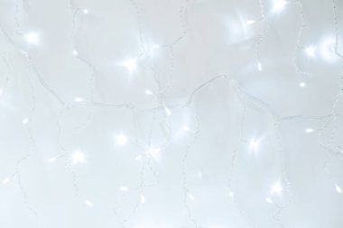 Yılbaşı ve Noel arkaplanı gümüş çelenklerle aydınlık ve bulanık. Kopyalama alanı ile gri nötr renkler