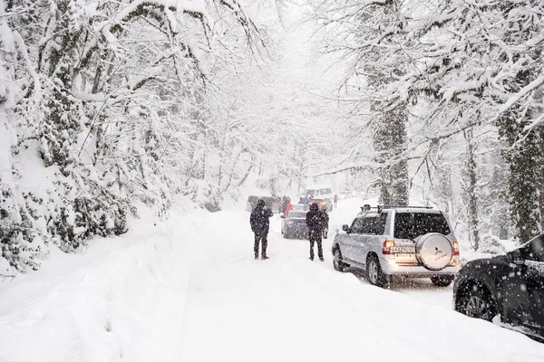 Ryssland den 4 januari 2022. Trafikstockning i kraftigt snöfall på fjäll- och skogsväg — Stockfoto