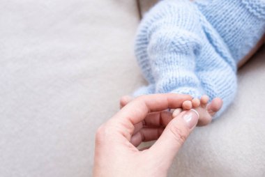 Yeni doğmuş bebek ayakları. Annelik kavramı. Anneler Günü. Uzayı kopyala Yeni doğmuş bebek ayakları. Annelik kavramı. Anneler Günü. Boşluğu kopyala.