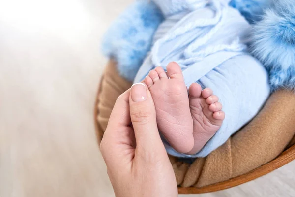 Banner. Neugeborene Babyfüße. Mutterschaftskonzept. Muttertag. Kopierraum. Neugeborene Babyfüße. Mutterschaftskonzept. Muttertag. Kopierraum. — Stockfoto