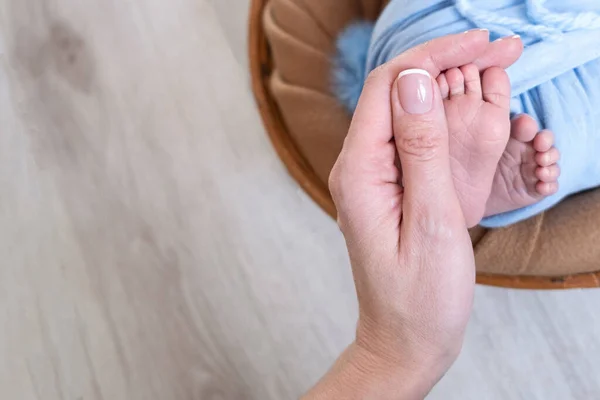 Neugeborene Babyfüße. Mutterschaftskonzept. Muttertag. Kopierraum. Selektiver Fokus — Stockfoto