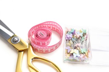 Kumaşın ölçümlerini alıyorum. Küçük stüdyodaki dikiş makinesinin terzisi. Moda atölyesi, terzilik, el yapımı kıyafet konsepti. Yavaş Moda Bilinci Tüketimi.