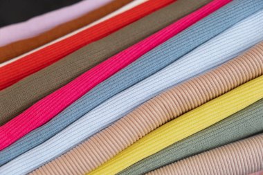 Renkli, dikişsiz bir desen seti. Çok renkli örgü arka planı. Renkli kumaşların dokusu yakınlaşıyor. Elbise dikmek için kumaşlar