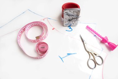 Kumaşın ölçümlerini alıyorum. Küçük stüdyodaki dikiş makinesinin terzisi. Moda atölyesi, terzilik, el yapımı kıyafet konsepti. Yavaş Moda Bilinci Tüketimi.