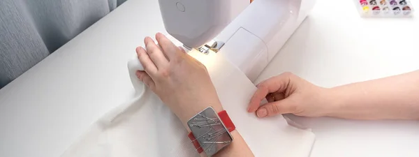 Mulher de meia idade real costurar roupas usando uma máquina de costura em casa. A trabalhar sob tensão. Mão fazendo roupas em casa interior. Feminino senta-se desfrutando processo de costura de roupas. — Fotografia de Stock