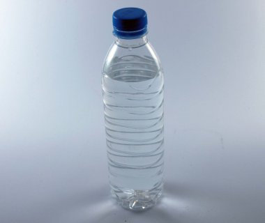 Bir şişe su.