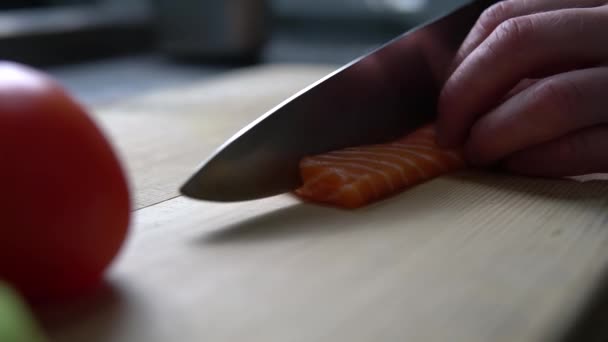寿司バーレストランの新鮮な鮭の切り身の成分を切断 レストランキッチンの板にナイフで生のサーモンステーキをスライス調理します 日本のシーフード料理のレシピ — ストック動画