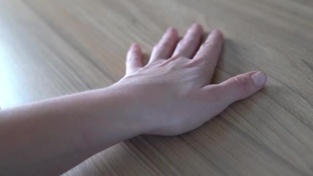 Kobieta Ręka Dłoń Dotyka Lekkie Drewno Biurko Blat Powierzchni — Wideo stockowe