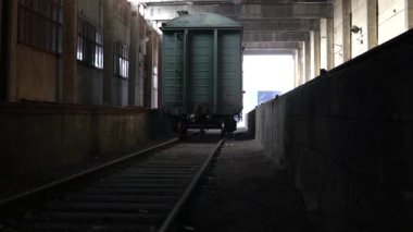 Demiryolu deposunda yük vagonu ve kargo konteynerleri var. Konteynır vagonunun lojistik ve taşımacılığı.