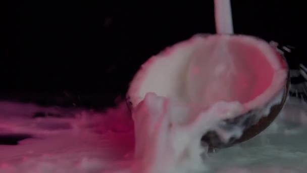 Λευκό Γάλα Καρύδας Πιτσιλίζει Πάνω Από Ένα Ανοιχτό Εξωτικό Τροπικό — Αρχείο Βίντεο