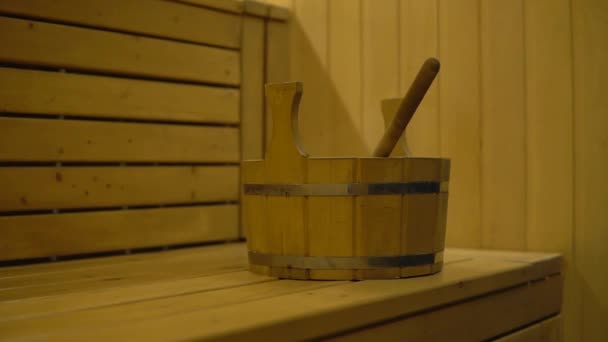 俄罗斯澡堂蒸汽房 在芬兰桑拿里放有热水的木制碗 放松乡村洗澡水的概念 — 图库视频影像