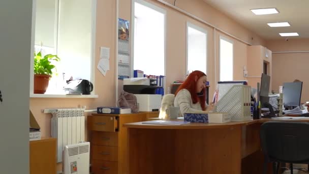 小さなオフィス 女性マネージャーのための退屈な作業プロセスの日 スタッフは屋内で仕事をする プログラミング コンサルティング事業 — ストック動画