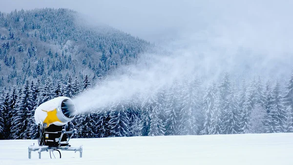 Cañón Nieve Las Montañas Invierno Máquina Haciendo Nieve Pistola Nieve — Foto de Stock