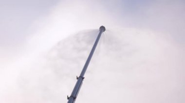 Kar mızrağı (suni kar makinesi, top ya da silah türlerinden biri) piste kar yapıyor. Kayak merkezi için iklim kontrolü, dağlardaki yapay sprey. Topla kar yapmak.