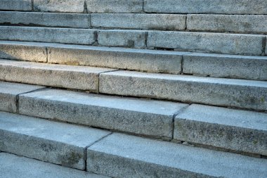 Metin için alanı olan taş basamakları yakın çekim dokusu. Taş granit merdivenlerin kenarları ve köşeleri. Basamakların beton parçaları mimari. Güzel gri merdivenler.