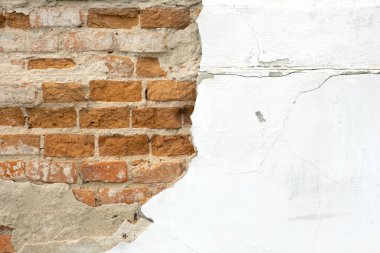 Kırık alçı ve alçılı yapı. Soyulmuş alçılı eski tuğla duvar, grunge arkaplan. Eski beton tuğla duvar dokusu kentsel arka plan. Tuğla duvar arkaplanı.
