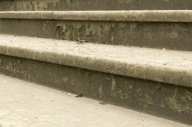 Kapalı granit merdiven, eski merdiven detayları, soyut taş merdiven arka planı. Antika gri taş merdiven. Çimento merdiveni, kirli merdiven.