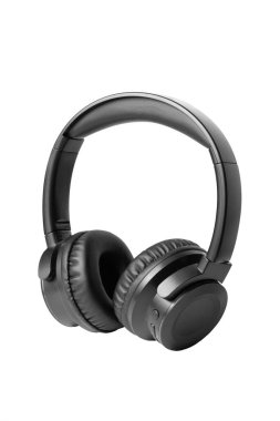 Beyaz arka planda siyah kablosuz kulaklıklar. Yeni teknolojiler.