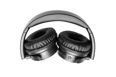 Siyah kablosuz kulaklıklar, beyaz izole edilmiş arka planda, kolayca taşınmak için katlanabilir pozisyonda. Yeni teknolojiler.