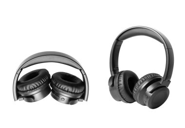 Beyaz arka planda katlanmış ve açık pozisyondaki siyah kablosuz kulaklıklar. Yeni teknolojiler.