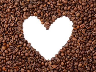 Beyaz izole arkaplanda kavrulmuş kahve çekirdeği dokusu. Merkezde ise kalbin şekli var. Dekorasyon elementi.