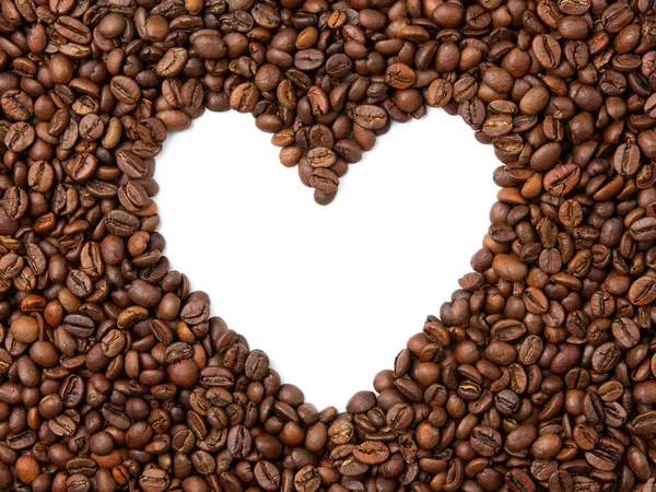 Beyaz izole arkaplanda kavrulmuş kahve çekirdeği dokusu. Merkezde ise kalbin şekli var. Dekorasyon elementi.