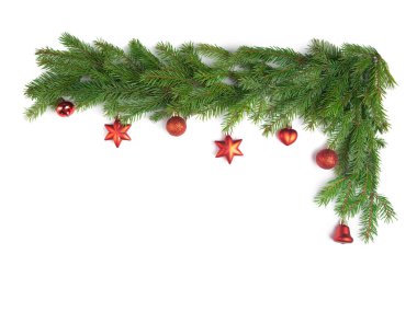 Kırmızı Noel oyuncakları ve ladin dalları beyaz izole bir arka planda. Tatil kartı, kopyalama alanı. Noel aralığı. Tasarım ögeleri.