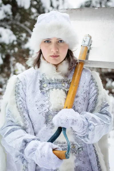 Uma Jovem Vestida Donzela Neve Segura Uma Ombro Tiro Engraçado — Fotografia de Stock