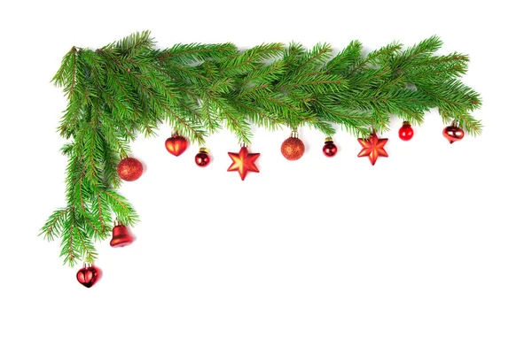 Noel aralığı. Beyaz izole bir arka planda kırmızı Noel topları olan firavun dalları. Tatil kartı, kopyalama alanı. Tasarım ögeleri.