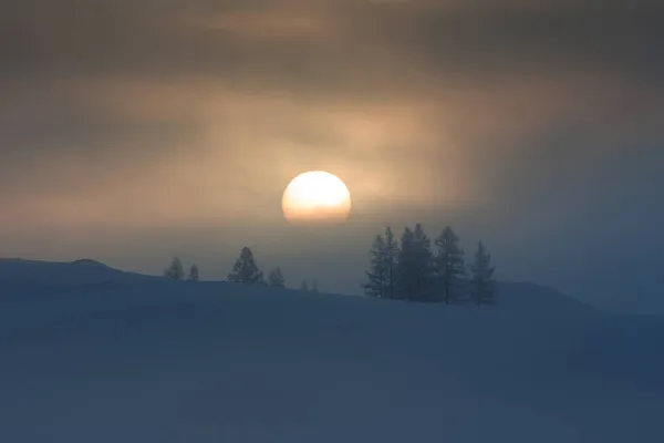 Огромное Солнце Заглядывает Сквозь Туман Сказочный Зимний Пейзаж Горах Светлое — стоковое фото