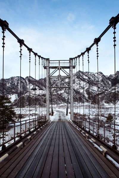 Деревянный Навесный Мост Через Реку Дорога Горы Зимний День Горы — стоковое фото