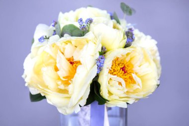 Şakayık buketi ve leylak arka planda unutulmuş benekler. Arkaplan rengi çok güzel. Gelin buketi. 