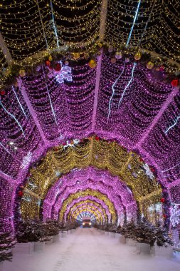 Geceleyin çok güzel yeni yıl tünelleri. Karlı Noel ağaçları. Karla kaplı yol. Moskova, Rusya, Yeni Yıl Şehir Dekorasyonu.