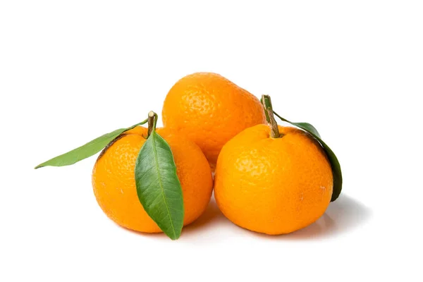 Tre Tangeriner Med Ett Blad Vit Isolerad Bakgrund Färska Ljusa — Stockfoto