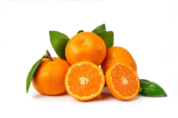 Flera Tangeriner Med Ett Blad Vit Isolerad Bakgrund Tangerinerna Uppskuren — Stockfoto