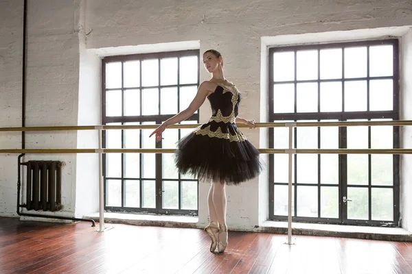Répétition Ballerine Dans Couloir Murs Blancs Planchers Bois Grandes Fenêtres — Photo