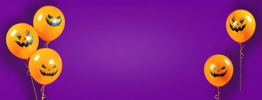 Mor arkaplanlı Cadılar Bayramı afişi ve fotokopi alanı. Bayram posterleri ve Cadılar Bayramı satışları için uzun mor bir afişte korkunç gülen balkabağı yüzlü turuncu helyum balonları..