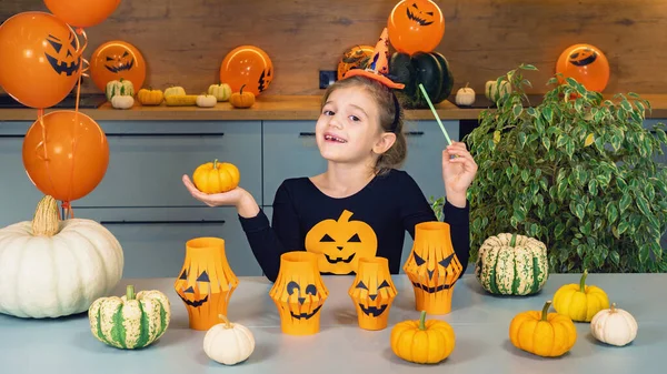 Malá Čarodějka Promění Dýni Lucernu Kouzelnou Hůlkou Halloween Šťastná Dívka — Stock fotografie