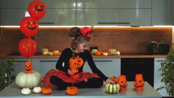 Яркие эмоции девушки на Хэллоуин. Девушка вырезала бумажный фонарь. — стоковое видео